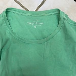 Men’s Exter, large vineyard vines T-shirt